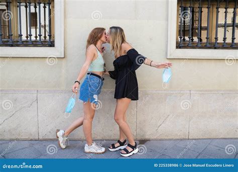 Deux Belles Jeunes Femmes En Vacances Les Femmes Sont Lesbiennes Et Elles Sembrassent Parce Qu