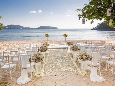 Tranquila y hermosa, con una suave brisa, la playa es un escenario de película para esta boda decorada con bolas de mercurio y elegantes flores. Temas para decorar una boda en la playa