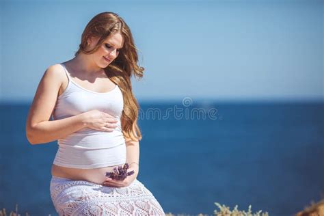 Młody Kobieta W Ciąży Oddycha świeżego Dennego Powietrze Na Tle Góry Zdjęcie Stock Obraz