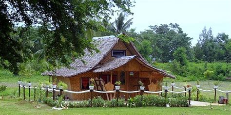 Bahay kubo hostel is a converted heritage house turned into a friendly guesthouse for backpackers, tourists, voyagers, wanderers and travellers where they could chill out in a tropical themed resort a great experience to start or end your trip to the philippines! House Designs in the Philippines: Bahay Kubo - Traditional Filipino House