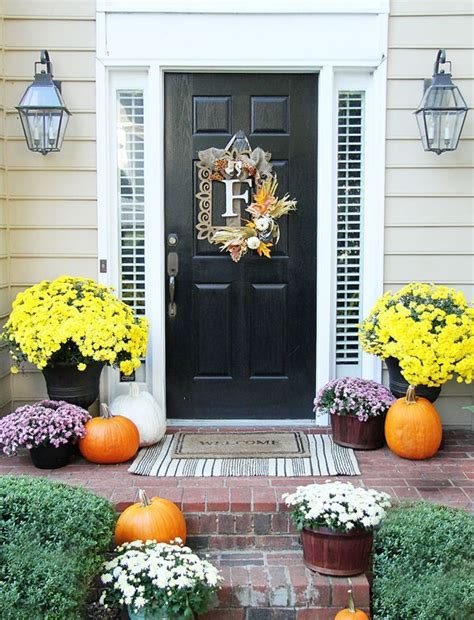 For those who love pastel colors even in the fall, some thanksgiving decor ideas from homebunch. 30 Cozy Thanksgiving Front Door Décor Ideas | DigsDigs