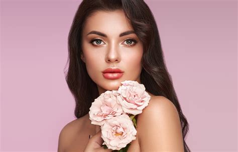 Обои взгляд цветы поза фон модель портрет розы макияж прическа шатенка красотка голые
