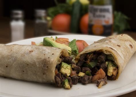 La masa seca se prepara como se ha mencionado anteriormente, de la cual se hace una harina para hacer tortillas o tortillas en tiras, varios platos diversos y para hacer harinas compuestas. Burritos de carne, frijoles refritos y aguacate, receta ...