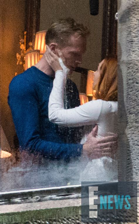 First Look Paul Bettany And Elizabeth Olsens Characters Kiss In Marvels Avengers Infinity