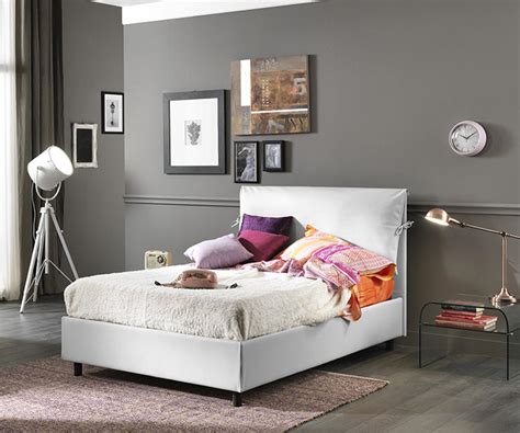 Il letto a una piazza e mezza può essere considerato una via di mezzo fra il letto alla francese e il letto singolo. Letto una piazza e mezzo Noemi con Contenitore bianco | Duzzle