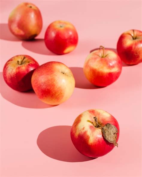 Arranjo de maçãs vermelhas de alto ângulo Foto Grátis