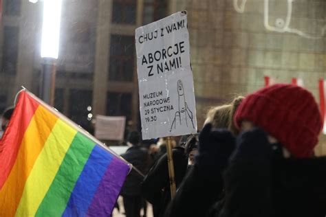Kraków Nowe transparenty ze Strajku Kobiet Coraz ostrzejsze hasła i