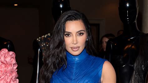 Kim Kardashian Sparks Concern As She Flaunts Extremely Skinny Waist For New Mirror Selfie Inside