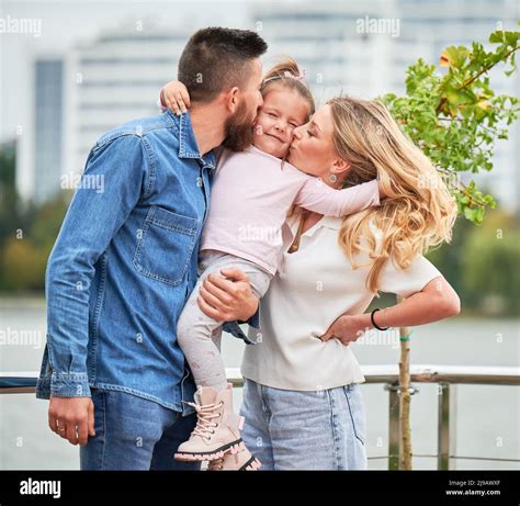 Niña Besando A Su Madre Fotografías E Imágenes De Alta Resolución Alamy