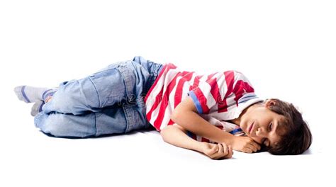 Niño Que Duerme En El Fondo Blanco Imagen De Archivo Imagen De Poco