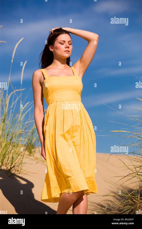 Mädchen Am Strand Stockfotografie Alamy