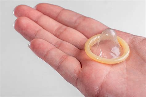 Konzeptbild Zur Verhütung Und Sicherem Geschlechtsverkehr Zeigt Ein Kondom Vor Weißem