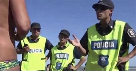 Argentina Il Topless In Spiaggia Di Tre Ragazze Provoca L Intervento Di Poliziotti Le Donne