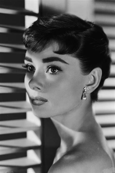 How To Master Audrey Hepburns Classic Cat Eye Flick Vogue India