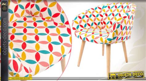 Le fauteuil scandinave apporte également une touche de douceur dans un intérieur classique chic dans un intérieur monochrome ou uni, n'hésitez pas à sélectionner un fauteuil coloré, attirant ainsi. Fauteuil en bois et tissu coloré de style scandinave