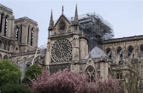 Notre Dame leégett torony A vita még tart elbontják az állványzatot