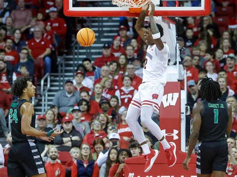 3 things that stood out from wisconsin men s basketball s dominant win vs chicago state