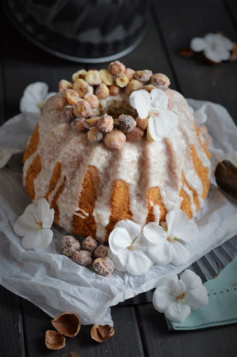 Guglhupf) ist ein kuchen aus hefeteig, oft mit rosinen. Haselnuss Guglhupf mit karamellisierten Haselnüssen ...