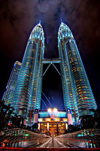 Menara petronas, or menara berkembar petronas), are twin skyscrapers in kuala lumpur, malaysia. PEMANDANGAN KAWASAN SEBELUM KLCC DIBINA (7 GAMBAR ...