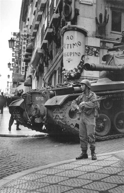 Portugal vivia uma ditadura militar desde um golpe de estado ocorrido em 1926. Pin do(a) Francisco Nogueira em Abril 1974 | Lisboa ...