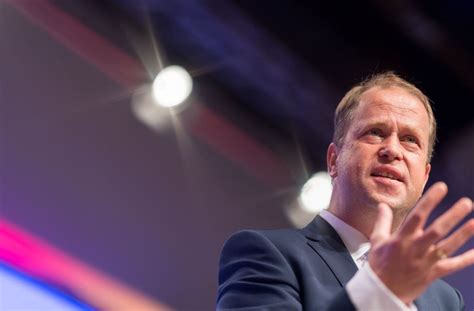 Mitte november seien es mehr als 5000 positiv getestete schüler gewesen. Corona-Krise: NRW-Familienminister droht mit Alleingang ...