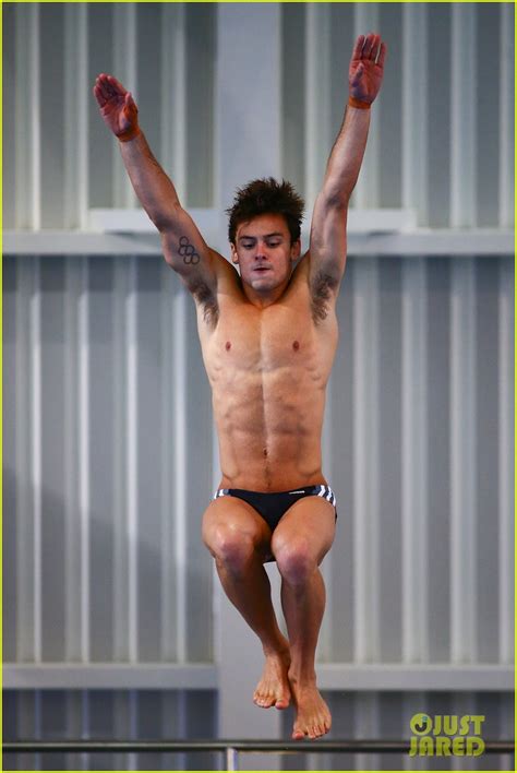 olympic diver tom daley explains why his speedos are so tight watch now photo 3664169