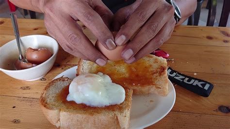 Telur separuh masak lebih berkhasiat. Roti bakar telur separuh masak kopi ladang restoran - YouTube