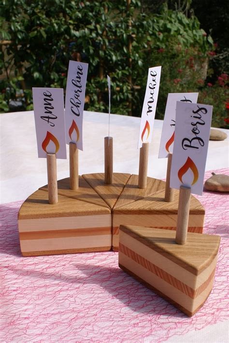 Fabrication de prénoms en bois. Porte prénom gâteau en bois pour table d'anniversaire par ...