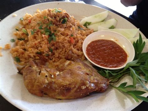 The chicken itself was flavourful, with a touch of spiceswoven in the meat. Peluang Usaha Nasi Goreng Ayam Penyet dan Analisa Usahanya ...