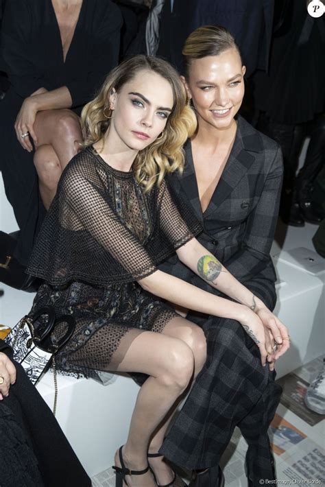 Embrace your weirdness stop labelling start living #blacklivesmatter @della_vite @caradonfilm @myecoresolution @loradicarlo_hq linktr.ee/caradelevingne. Cara Delevingne et Karlie Kloss assistent au défilé de ...