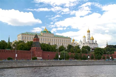 Premium Photo Famous Moscow Kremlin And Moskva River Russia