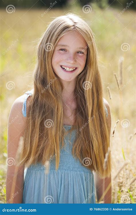 Portrait D Une Belle Jeune Petite Fille Blonde Photo Stock Image Du Cheveu Caucasien