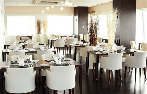 chic restaurant chairs  enliven  dining experience