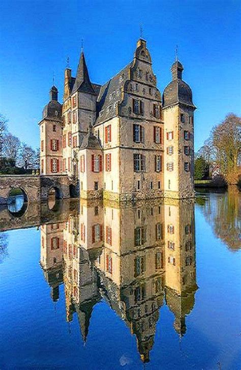 Wasserschloss haus bodelschwingh (bodelschwingh castle) is a moated castle, built in the 13th century by the family of bodelschwingh (it is now owned by the family knyphausen) bodelschwinghstraße castle is located near to the water tower house dellwig and the moated castle haus rodenberg the largest and most important water castle in dortmund. Water Castle Haus Bodelschwingh in Dortmund, Germany 😁 ...