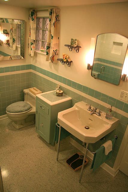 The famous checkerboard tile design began in the 1920s and remained highly popular throughout the 1940s. Nanette's 1940's Vintage Bathroom (Hannah's Treasures ...