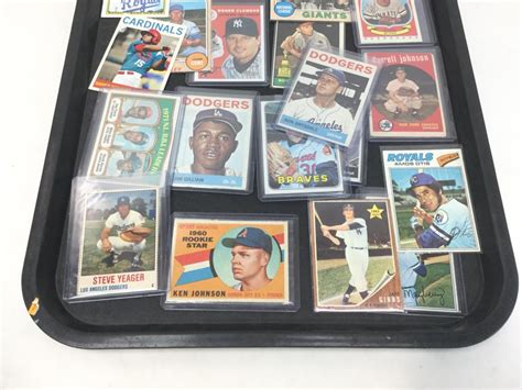 Lot Vintage Mlb Collectible Baseball Cards In Sleeves