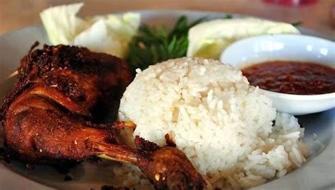 Nasi ayam penyet yang asalnya dari negara jiran iaitu indonesia, ada pelbagai versi untuk sediakan hidnagan ni, dan che nom. Nasi Ayam Penyet - BukuResepi.com