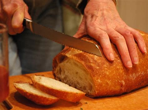 Sprytny Trik Na Pokrojenie Chleba W Identyczne R Wne Kromki Od Teraz Nie Zechcecie Kupowa
