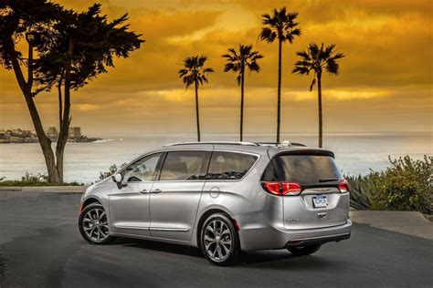 In Photos Chrysler Pacifica Minivan Inside And Out The Globe And Mail