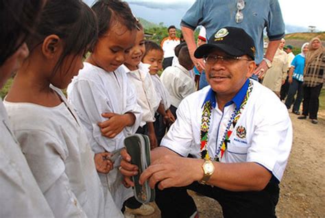 Belajar ilmu mempertahankan diri dan seni silat sejak berusia enam tahun. Dentro Leggerai: Tokoh yang Dikagumi No 10 hingga 1 (Siri ...