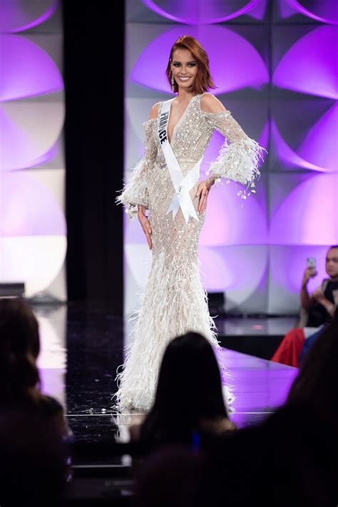 10 semifinalistas de miss universo 2019 desfilan en traje de baño: Sparkly Gowns Steal Spotlight At Miss Universe 2019