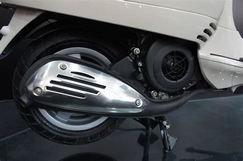 The vespa lxv 150 ie model is a scooter bike manufactured by vespa. VESPA LXV 150 3V IE | Mekanika - Permotoran Gaya Baru