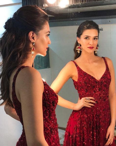 kriti sanon looks gorgeous in red gown at filmfare glamour and style