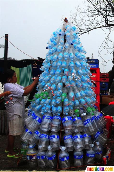 Coca cola menyusun pohon natalnya dengan memanfaatkan botol sprite, yang memberi warna hijau, dan. Foto : Rayakan Natal, korban Haiyan bikin pohon Natal dari botol bekas| merdeka.com