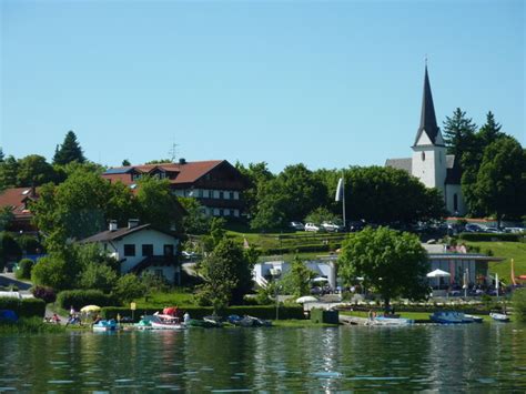 Offizielles profil der gemeinde gstadt am chiemsee. File:Gstadt am Chiemsee mit St. Peter und Paul - geo-en ...
