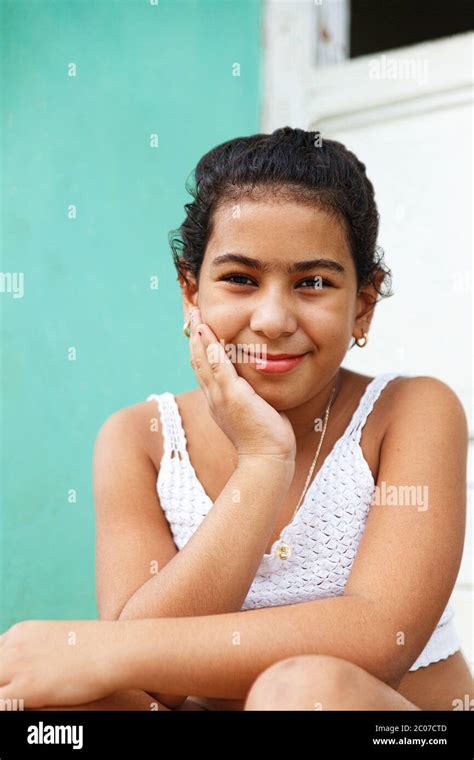 sonriente mujer cubana en la calle trinidad fotos e imágenes de stock alamy