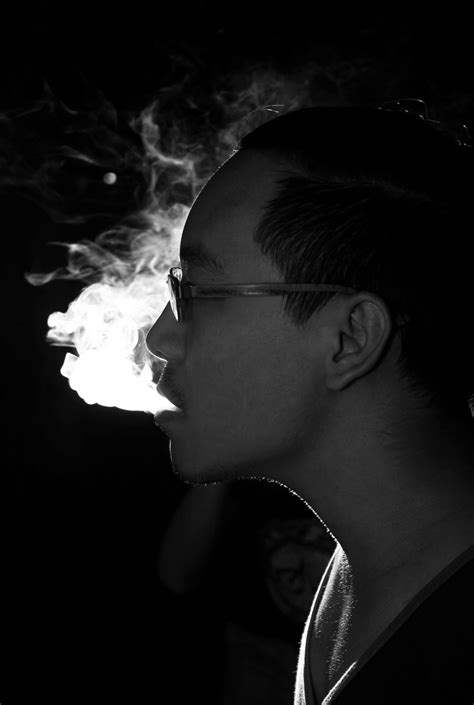 무료 이미지 남자 빛 검정색과 흰색 화이트 사진술 연기 남성 초상화 아시아 어둠 검은 단색화 담배 눈
