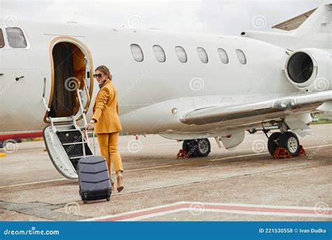 бизнес женщина идет к частному самолету реактивный Стоковое Фото изображение насчитывающей