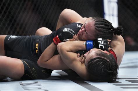 Ufc Results Zhang Weili Reclaims Strawweight Title With Rear Naked