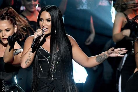 Demi Lovato Performs Sorry Not Sorry At 2017 Amas